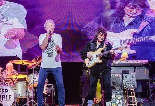 Oι Deep Purple έπαιξαν ξανά όλοι μαζί το “Smoke on the water” (vid)